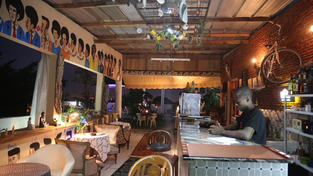 Bushman Cafe Hotel Abidjan Eksteriør bilde