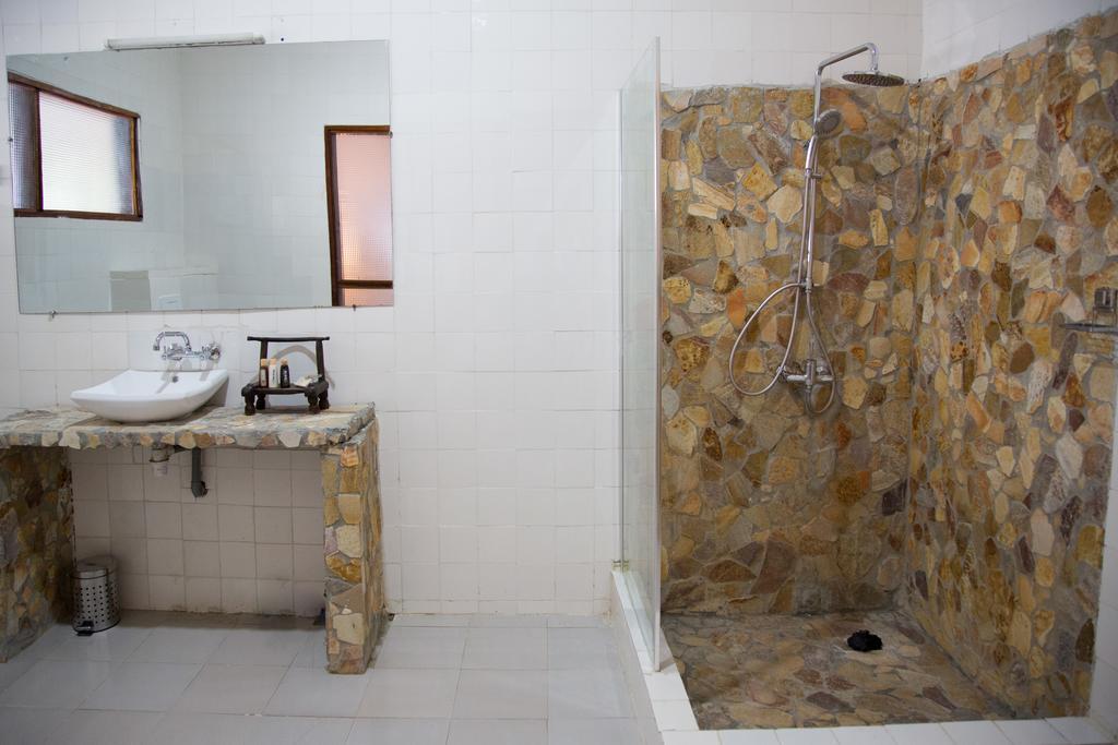 Bushman Cafe Hotel Abidjan Eksteriør bilde