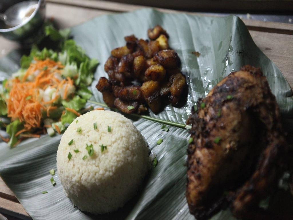 Bushman Cafe Hotel Abidjan Eksteriør bilde